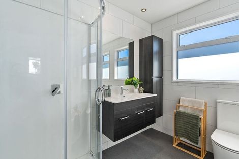 Photo of property in 32 Brooker Grove, Newlands, Wellington, 6037