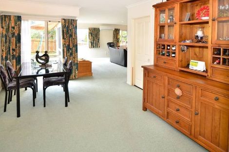 Photo of property in 92 Buscomb Avenue, Henderson, Auckland, 0610