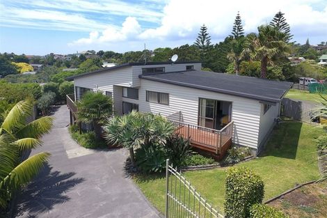 Photo of property in 8 Halldene Terrace, Red Beach, 0932