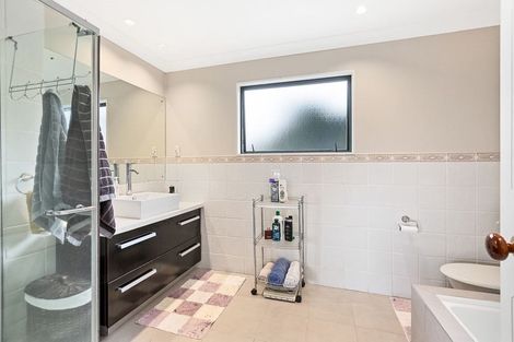 Photo of property in 6 David Beattie Place, Chatswood, Auckland, 0626