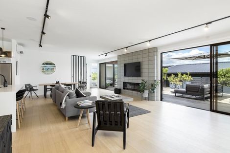 Photo of property in 10 Laly Haddon Place, Matakana, 0985