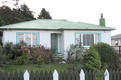 Photo of property in 8 Davis Grove, Wainuiomata, Lower Hutt, 5014