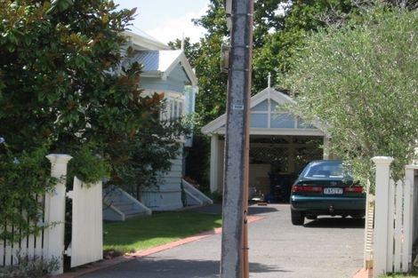 Photo of property in 28 Russell Street, Stanley Point, Auckland, 0624