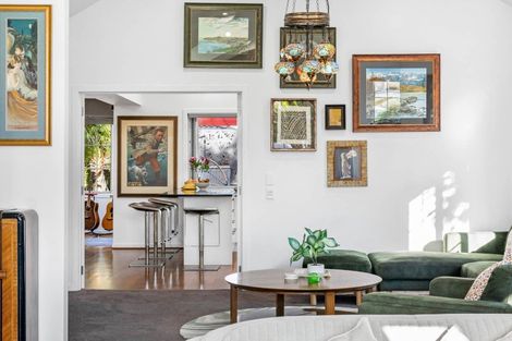 Photo of property in 52 Rising Parade, Fairview Heights, Auckland, 0632