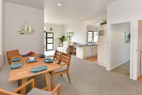 Photo of property in 1/62 Fernhill Way, Oteha, Auckland, 0632