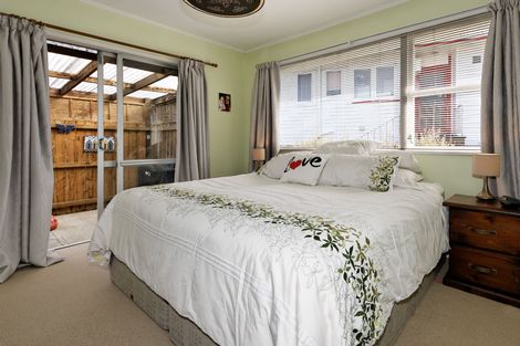 Photo of property in 79 La Rosa Street, Green Bay, Auckland, 0604