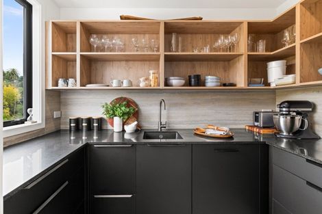 Photo of property in 87 Oak Road, Poraiti, Napier, 4112