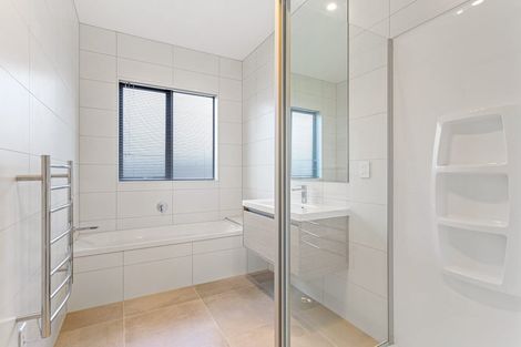 Photo of property in 28 Port Way, Rosehill, Papakura, 2113