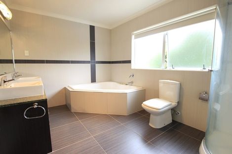 Photo of property in 15 Newbury Place, Schnapper Rock, Auckland, 0632