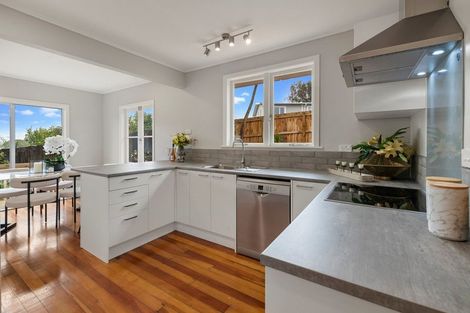 Photo of property in 37 Cardiff Road, Pakuranga, Auckland, 2010