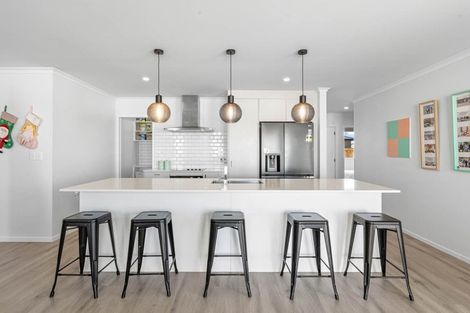 Photo of property in 21 Dumas Place, Rosehill, Papakura, 2113