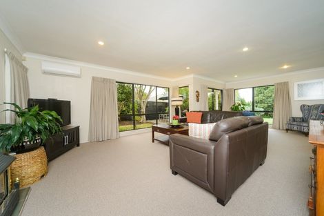 Photo of property in 135 Summerhill Drive, Fitzherbert, Palmerston North, 4410