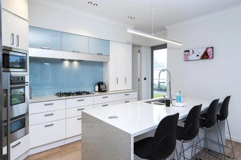 Photo of property in 43 Manor Park, Sunnyhills, Auckland, 2010