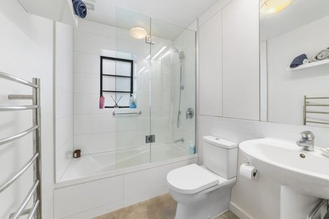 Photo of property in Westhaven Apartments, 2/127 Molesworth Street, Thorndon, Wellington, 6011