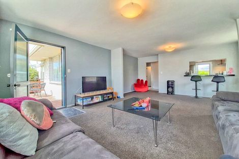 Photo of property in 2/17b Prestons Road, Redwood, Christchurch, 8051