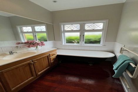 Photo of property in 68 Beach Road, Mellons Bay, Auckland, 2014