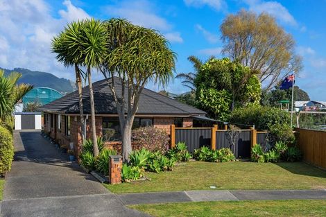 Photo of property in 17 Gandalf Crescent, Paraparaumu, 5032