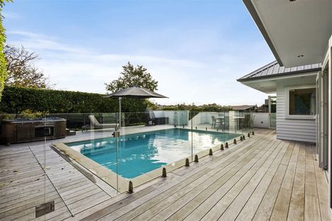 Photo of property in 136 Mellons Bay Road, Mellons Bay, Auckland, 2014