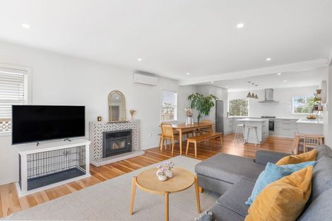 Photo of property in 15 Roberts Road, Glenfield, Auckland, 0629