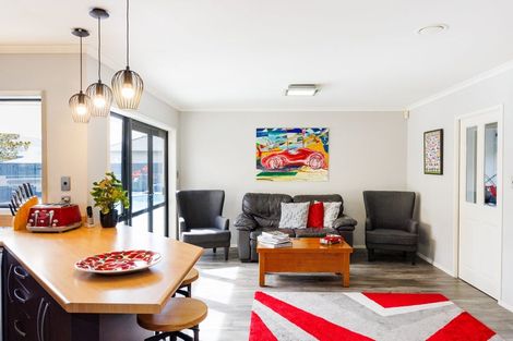 Photo of property in 38 Johnstone Drive, Fitzherbert, Palmerston North, 4410