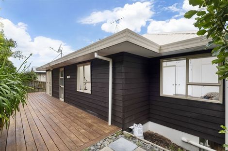 Photo of property in 2/18 Strabo Place, Windsor Park, Auckland, 0632