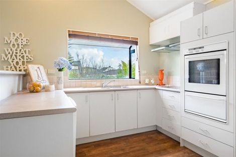 Photo of property in 10 Gillett Place, Botany Downs, Auckland, 2014