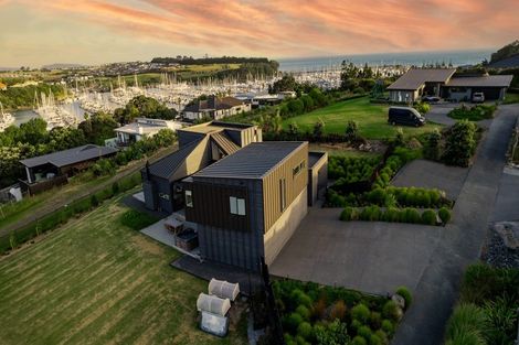 Photo of property in 11 Laguna Place, Matakatia, Whangaparaoa, 0930