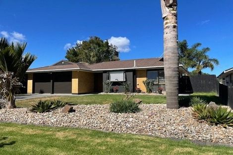 Photo of property in 7 Donzella Place, Conifer Grove, Takanini, 2112