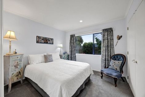 Photo of property in 10 Taylor Place, Merrilands, New Plymouth, 4312