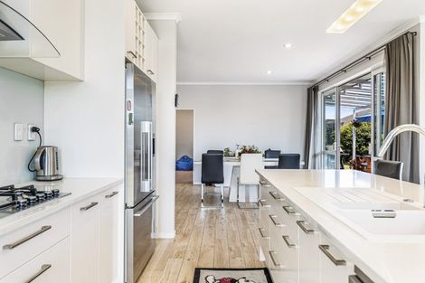 Photo of property in 17 Larmer Drive, Kumeu, 0810