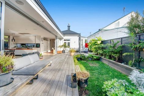 Photo of property in 2 Tainui Road, Devonport, Auckland, 0624