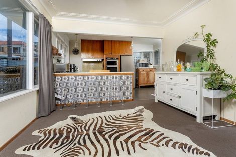 Photo of property in 61 Exmouth Road, Northcote, Auckland, 0627