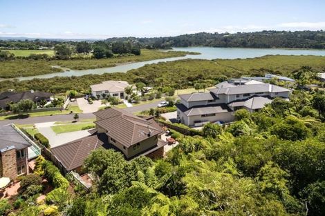 Photo of property in 18 Schopolo Place, Schnapper Rock, Auckland, 0632