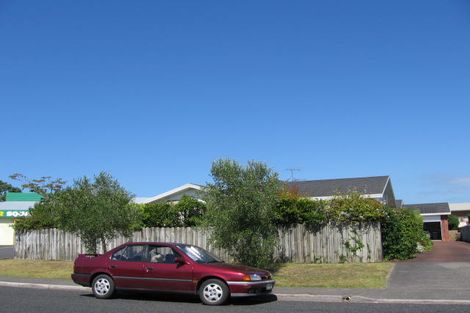Photo of property in 1/2 County Road, Torbay, Auckland, 0630