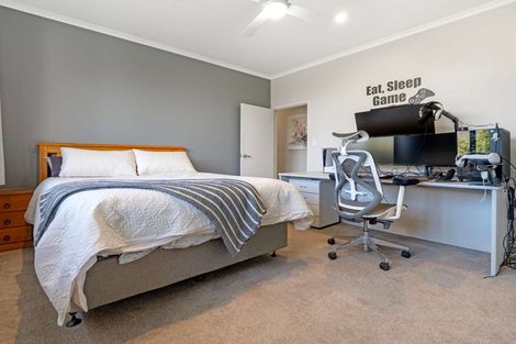 Photo of property in 8 Meadowview Close, Waiuku, 2123