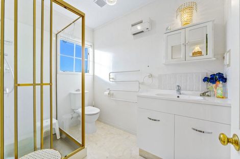 Photo of property in 2 Ravenstone Place, Chatswood, Auckland, 0626