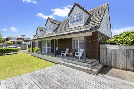 Photo of property in 229 Edmonton Road, Te Atatu South, Auckland, 0610