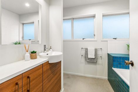 Photo of property in 2/7 Ian Place, Glendene, Auckland, 0602