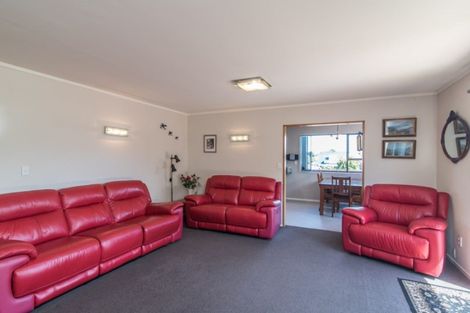 Photo of property in 16 Nugget Grove, Raumati Beach, Paraparaumu, 5032