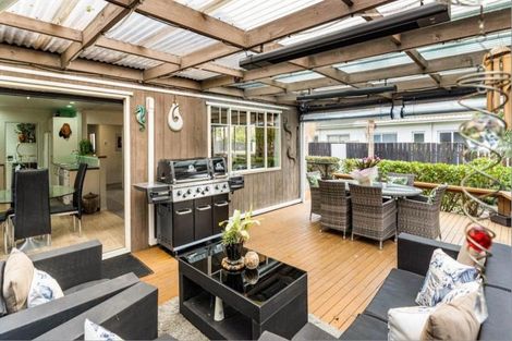 Photo of property in 12 Quo Vadis Place, Red Beach, 0932