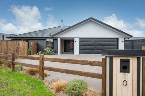 Photo of property in 10 Franks Place, Outram, 9019