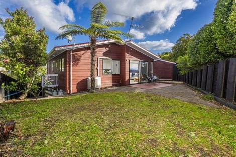 Photo of property in 2/17 Greenvalley Rise, Glenfield, Auckland, 0629