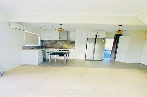 Photo of property in 2 Caspian Close, New Lynn, Auckland, 0600