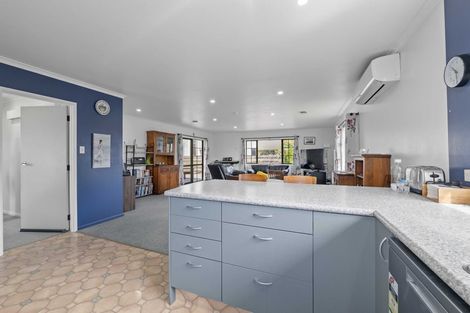 Photo of property in 8 Beech Place, Hawera, 4610