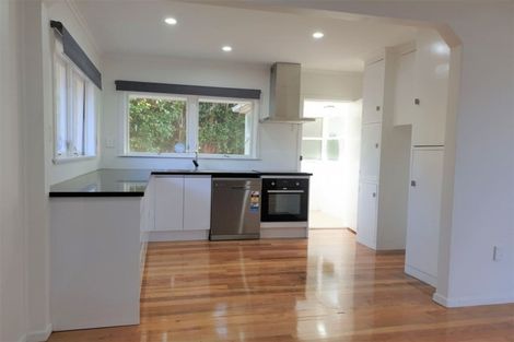 Photo of property in 61 Ocean View Road, Hillcrest, Auckland, 0627