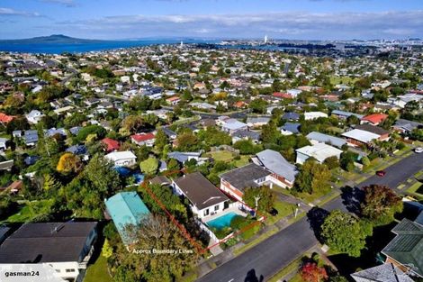 Photo of property in 15 Ravenwood Drive, Forrest Hill, Auckland, 0620