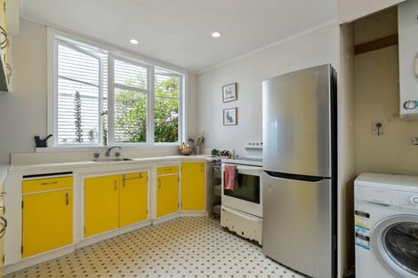 Photo of property in 25 Sutherland Crescent, Melrose, Wellington, 6023