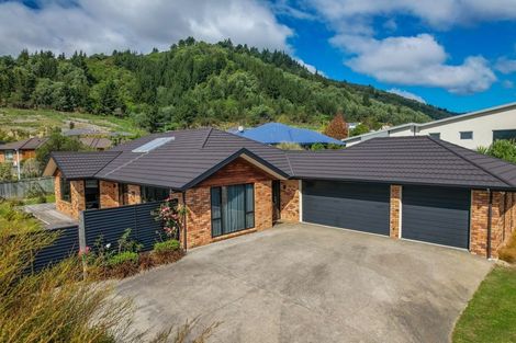 Photo of property in 17 Weka Place, Picton, 7220