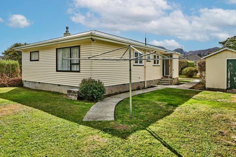 Photo of property in 4 Mclellan Street, Tawa, Wellington, 5028