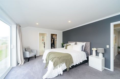 Photo of property in 132 Johnstone Drive, Fitzherbert, Palmerston North, 4410